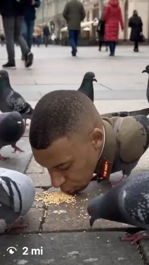 @auramode.ai: mbappé comendo milho com os pombos